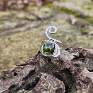 Bague Tourmaline Verte cabochon, une création originale en argent massif.