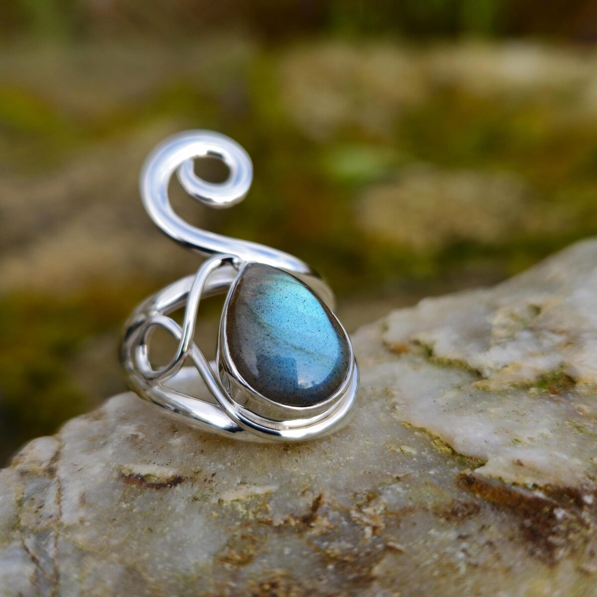 Bague Labradorite – Goutte Bleu-Vert – Taille 60 Cette bague ajustable en labradorite cabochon fait partie de la collection « Arabesque », reconnue pour ses designs uniques et ses montures adaptables au style moderne. Taille 60