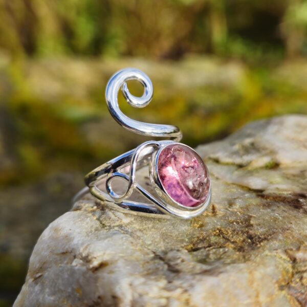 Bague Tourmaline Rose montée sur argent, aux courbes féminines et inspirée