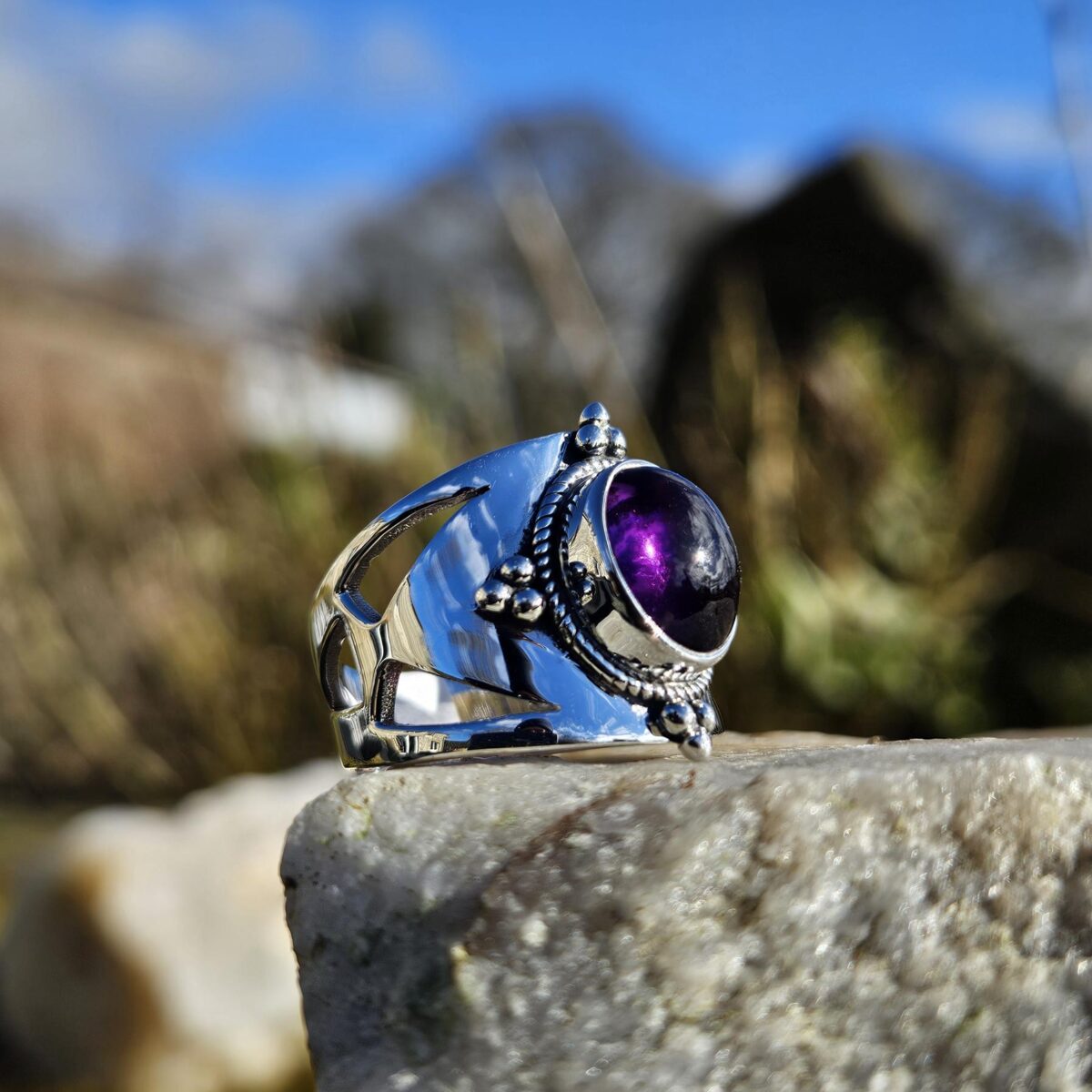 Bague Améthyste – Violet Intense – Taille 60 Bague en argent massif avec une améthyste ovale, violette et éclatante.