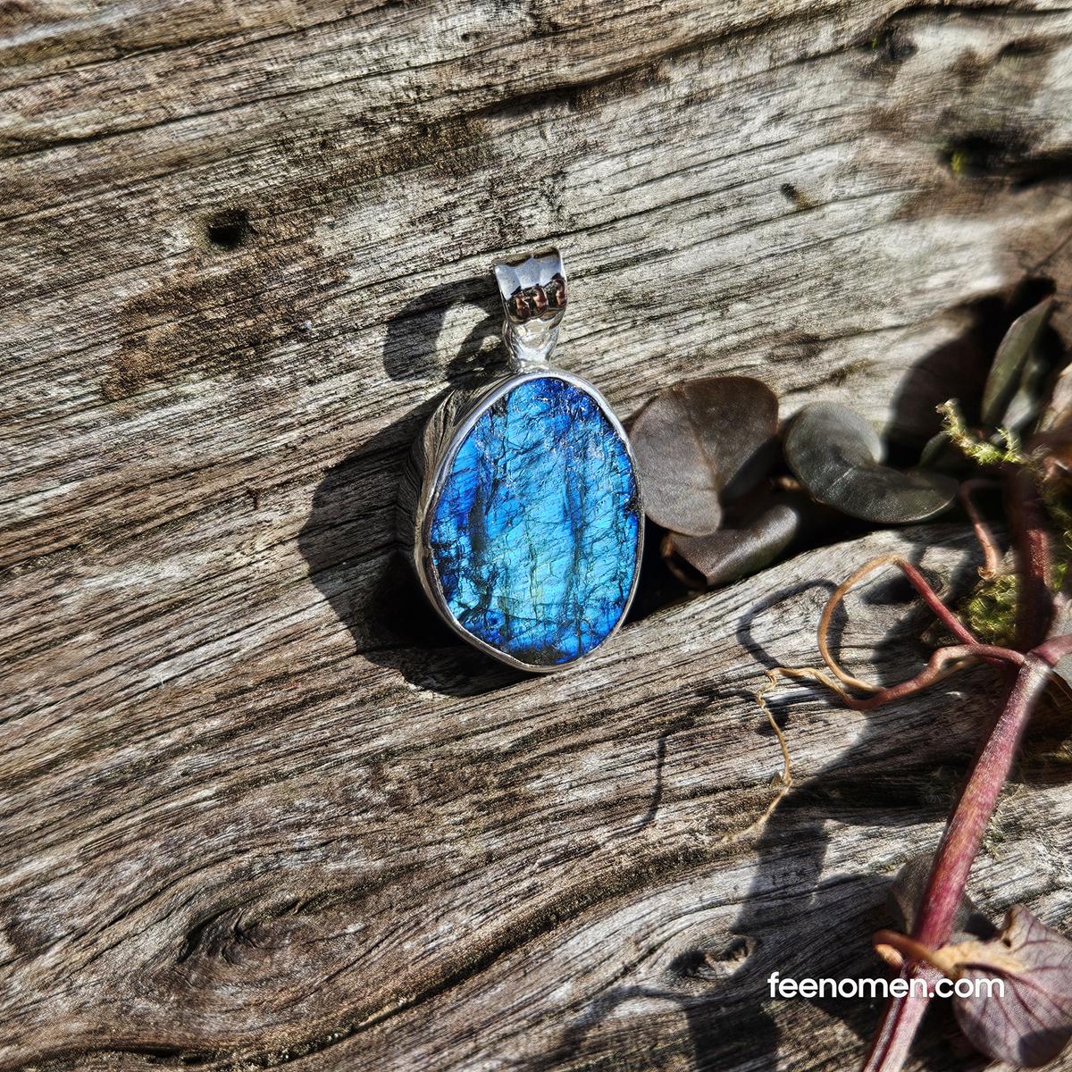 Pendentif Labradorite Brute – Éclat Océanique Pendentif Labradorite Brute - Éclat Océanique - Image 2