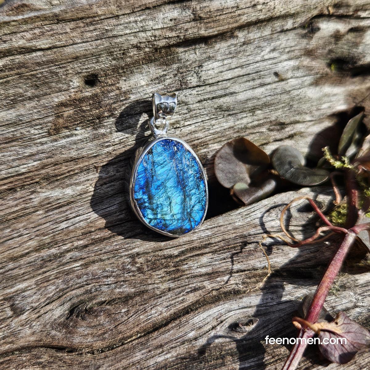 Pendentif Labradorite Brute – Éclat Océanique Pendentif Labradorite Brute - Éclat Océanique - Image 3