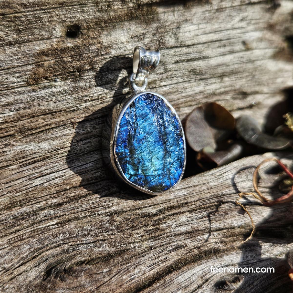 Pendentif Labradorite Brute – Éclat Océanique Pendentif original en argent avec une labradorite naturelle brute aux reflets bleus profonds