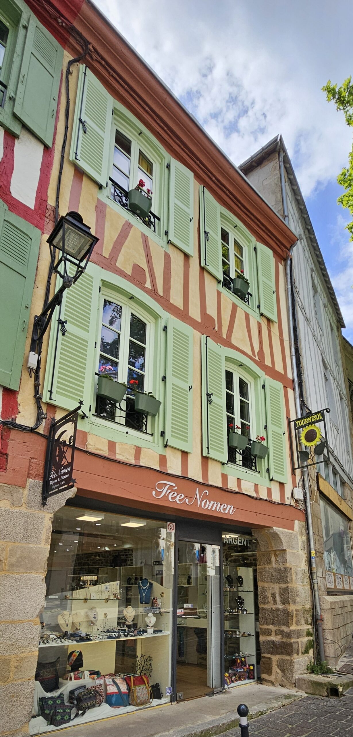 Façade de la boutique Fée Nomen® à Vannes, avec la vitrine de bijoux en argent et pierres naturelles située au 1 rue Saint-Guénhaël.