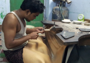 Un artisan bijoutier en Inde, métamorphosant nos idées en bijoux d'exception avec habileté et dévouement. Nous apprécions beaucoup la relation de confiance et d'amitié que nous entretenons avec nos partenaires.