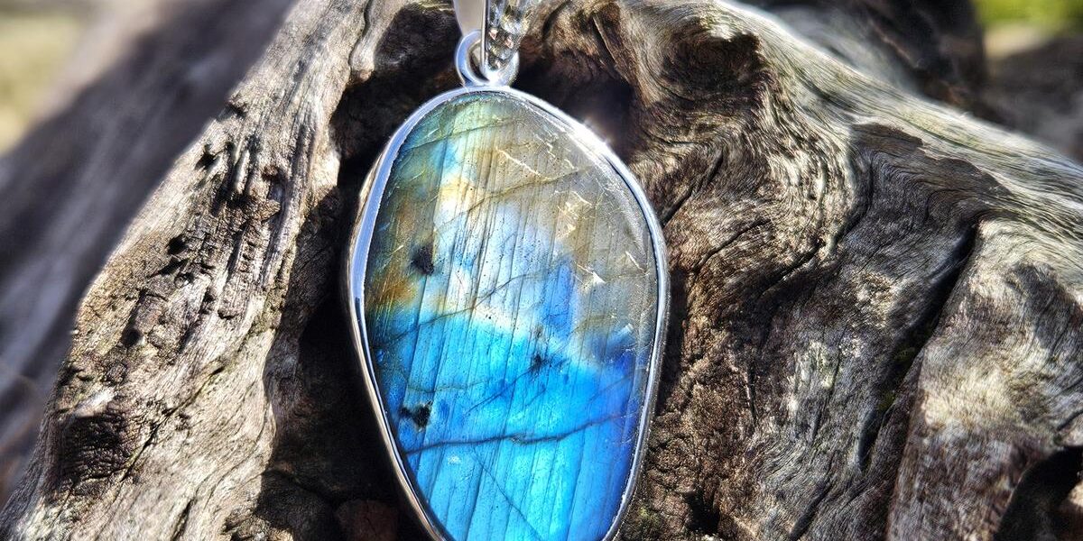 Pendentif labradorite lumineux aux reflets bleu, or et turquoise. Monture en argent 925