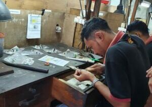 Un artisan bijoutier en Indonésie, donnant vie à nos créations avec savoir-faire et passion. Nous supervisons ainsi chaque étape du processus