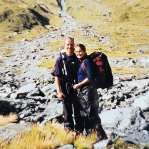 Caroline et Stephen, sacs à dos, émerveillés par les montagnes majestueuses de la Nouvelle-Zélande, captivés par la splendeur naturelle qui les entoure